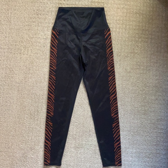 SET Beach Riot Tiger Workout Sport - Picture 6 of 6